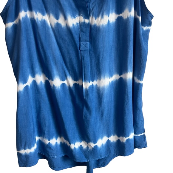 Crown & Ivy Blue and White Tie-Dye Sleeveless Blouse - Picture 4 of 5
